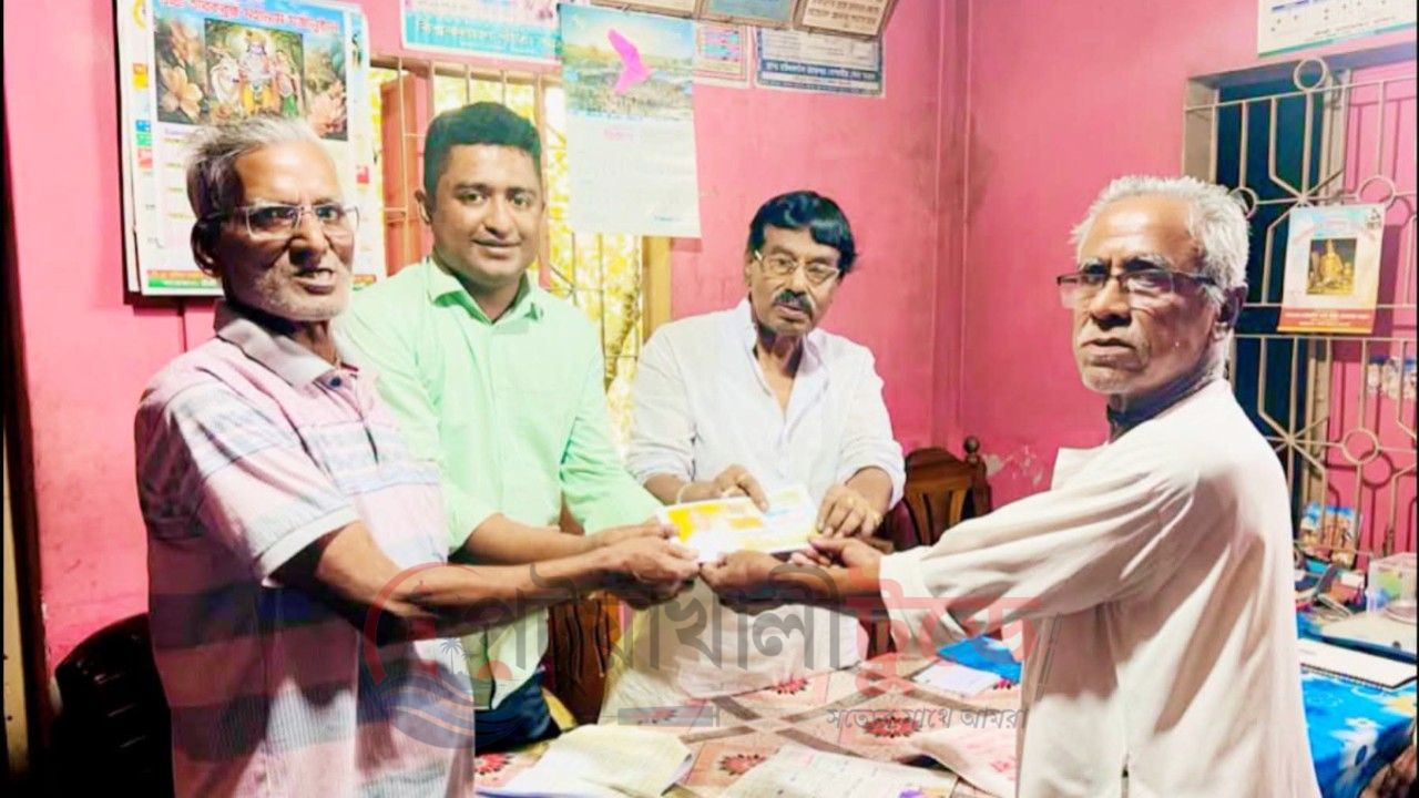 বাউফলে দুর্গাপূজা উপলক্ষে ৬৬ মণ্ডপে পৌর বিএনপির অনুদান