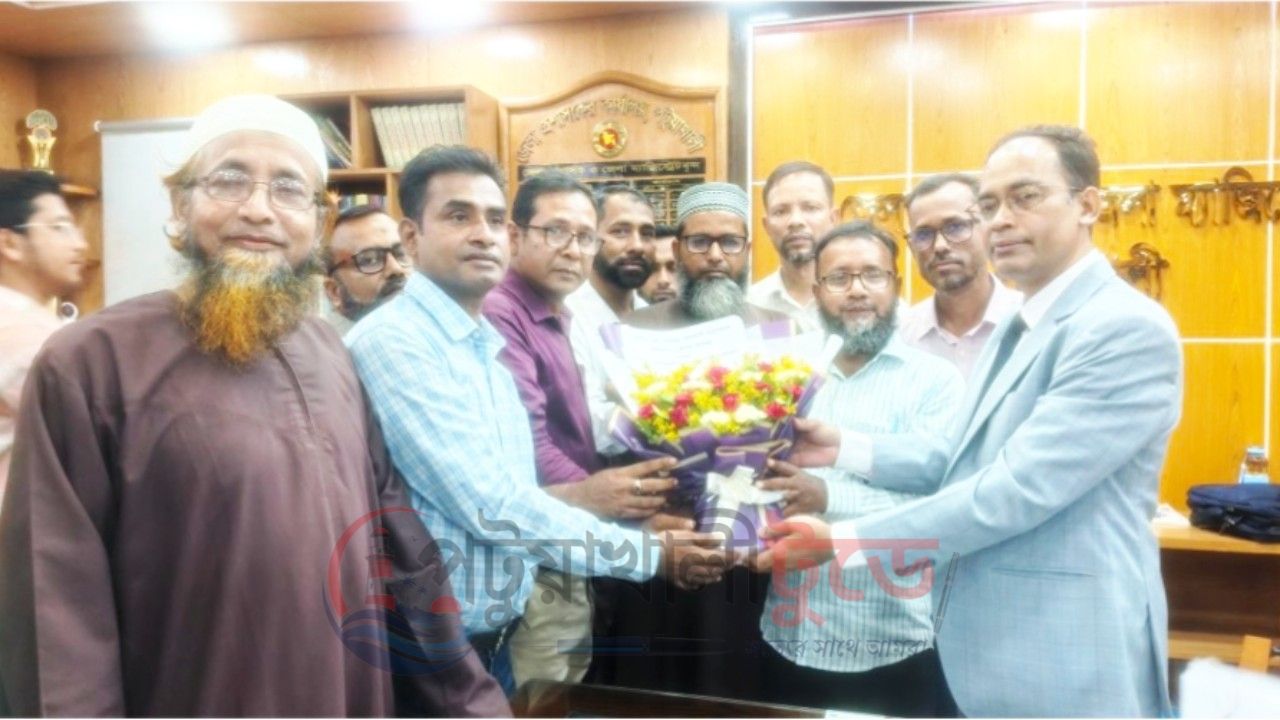 পটুয়াখালীর নতুন জেলা প্রশাসকের সঙ্গে আইডিইবি নেতাদের শুভেচ্ছা বিনিময়
