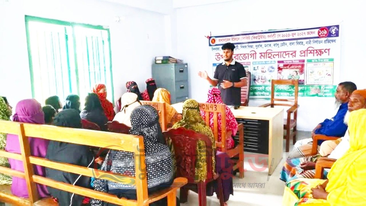 লালমোহনে ২০ নারীকে জীবনদক্ষতা ও আয়বর্ধক প্রশিক্ষণ