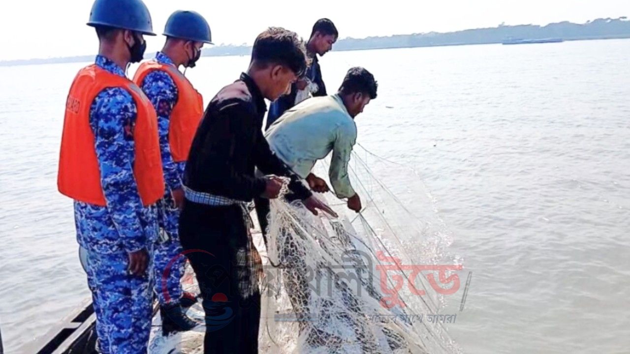 মা ইলিশ রক্ষায় পটুয়াখালী ও হাতিয়া উপকূলে কোস্ট গার্ডের অভিযান