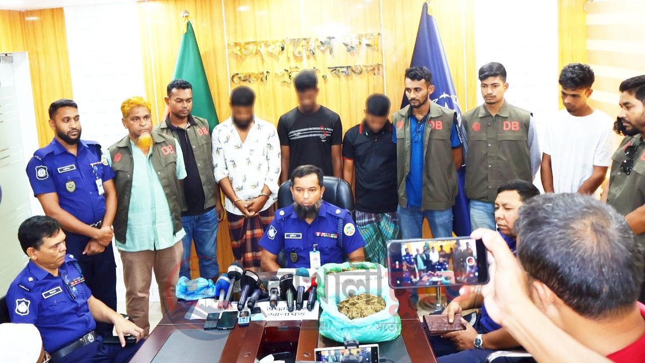 বরগুনায় ডিবির পৃথক অভিযান, মাদকসহ গ্রেপ্তার ৫; হানিট্র্যাপ চক্রের ২ সদস্য আটক