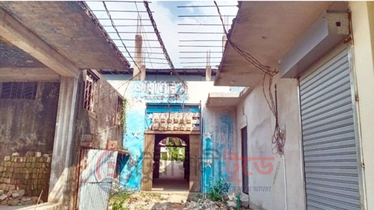 কলাপাড়ায় বাজারের রাস্তা দখলের অভিযোগ, ১০ বছর ধরে বন্ধ চলাচল