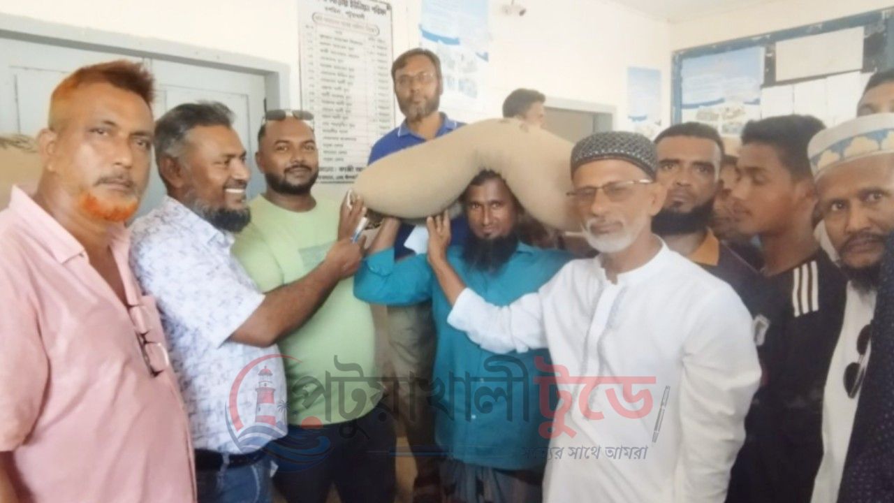 দশমিনায় ১,৫৫০ জেলের মাঝে ভিজিএফের চাল বিতরণ