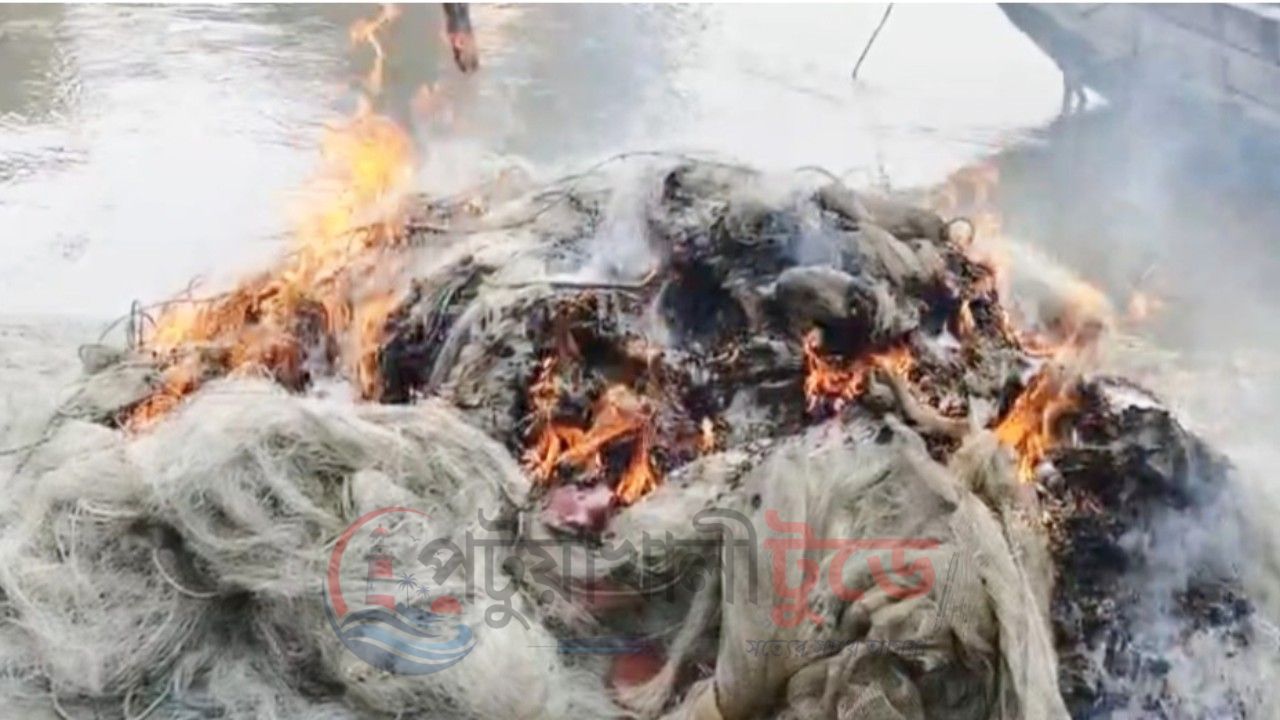 কলাপাড়ায় নিষিদ্ধ জাল ও ট্রলারসহ দুই জেলে আটক