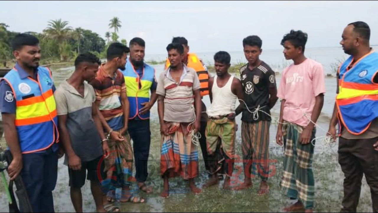 দশমিনায় মা ইলিশ শিকারের অভিযোগে নৌ পুলিশের অভিযানে আটক ৬