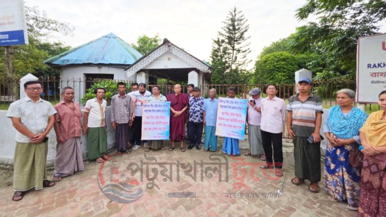 সভাপতিকে মারধরের অভিযোগ, প্রতিবাদে কুয়াকাটার সীমা বৌদ্ধ বিহারে দর্শনার্থীদের প্রবেশ বন্ধ