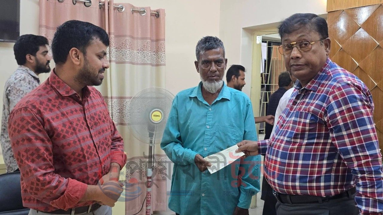 পটুয়াখালী জেলা পরিষদের উদ্যোগে ২০৯ অসহায় মানুষের মাঝে আর্থিক অনুদানের চেক বিতরণ
