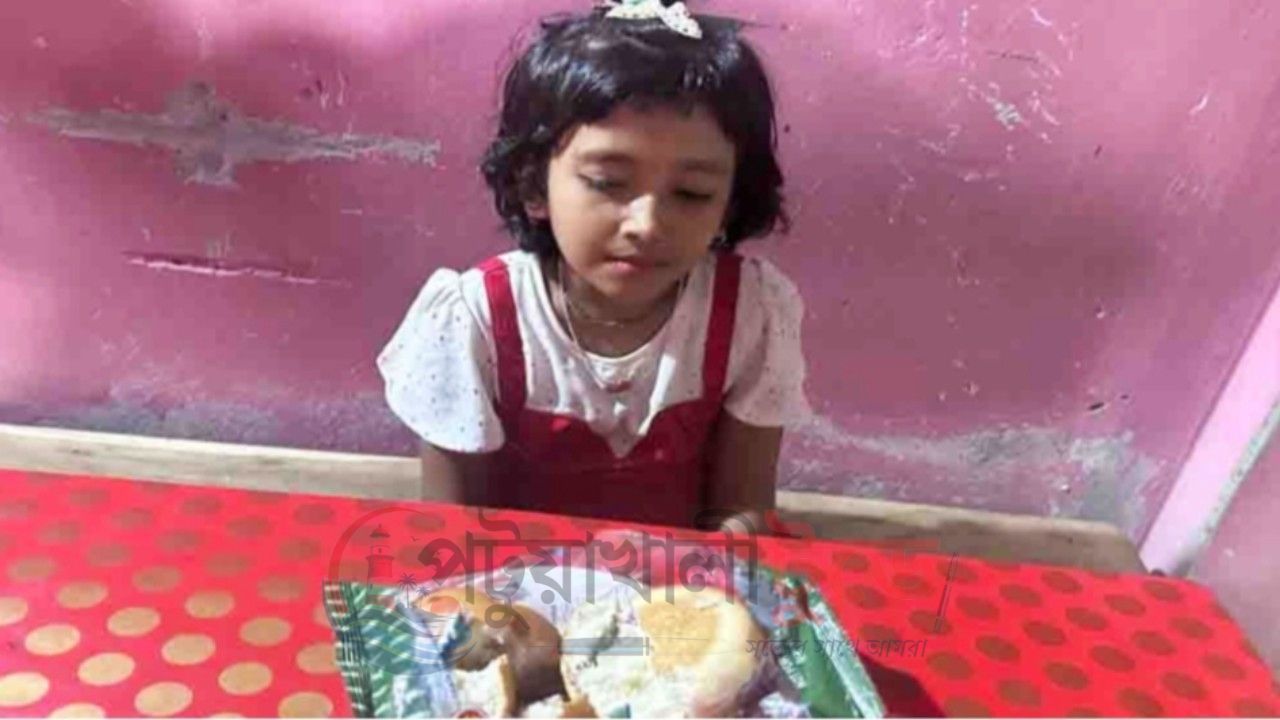 বাউফলে শিক্ষার্থীর বনরুটির ভেতরে ব্লেড, ফিডিং কর্মসূচির খাবারের মান নিয়ে উদ্বেগ