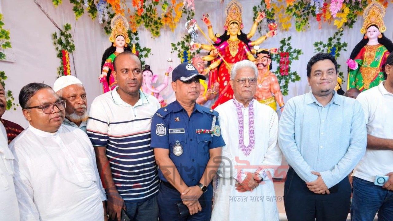 পটুয়াখালীতে শারদীয় দুর্গাপূজার মণ্ডপ পরিদর্শনে সংসদ সদস্য আলতাফ হোসেন চৌধুরী