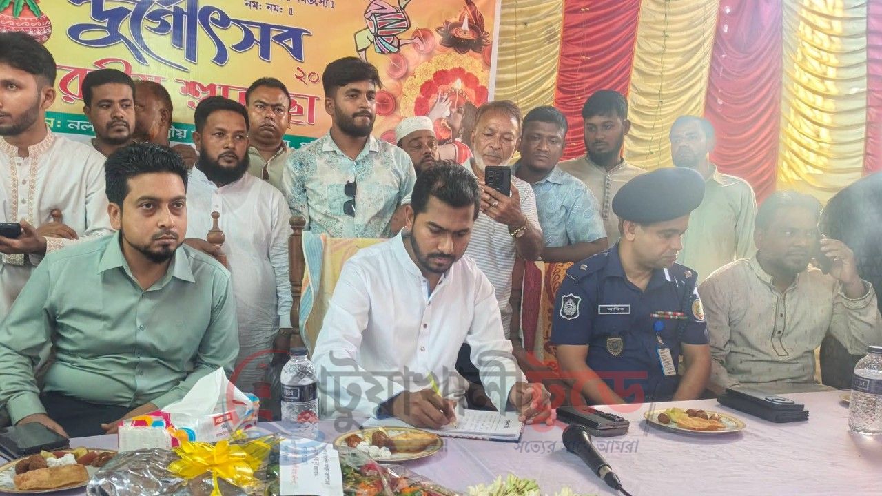 দশমিনায় কেন্দ্রীয় মন্দিরে দুর্গাপূজা পরিদর্শন করলেন প্রতিমন্ত্রী নুরুল হক নুর