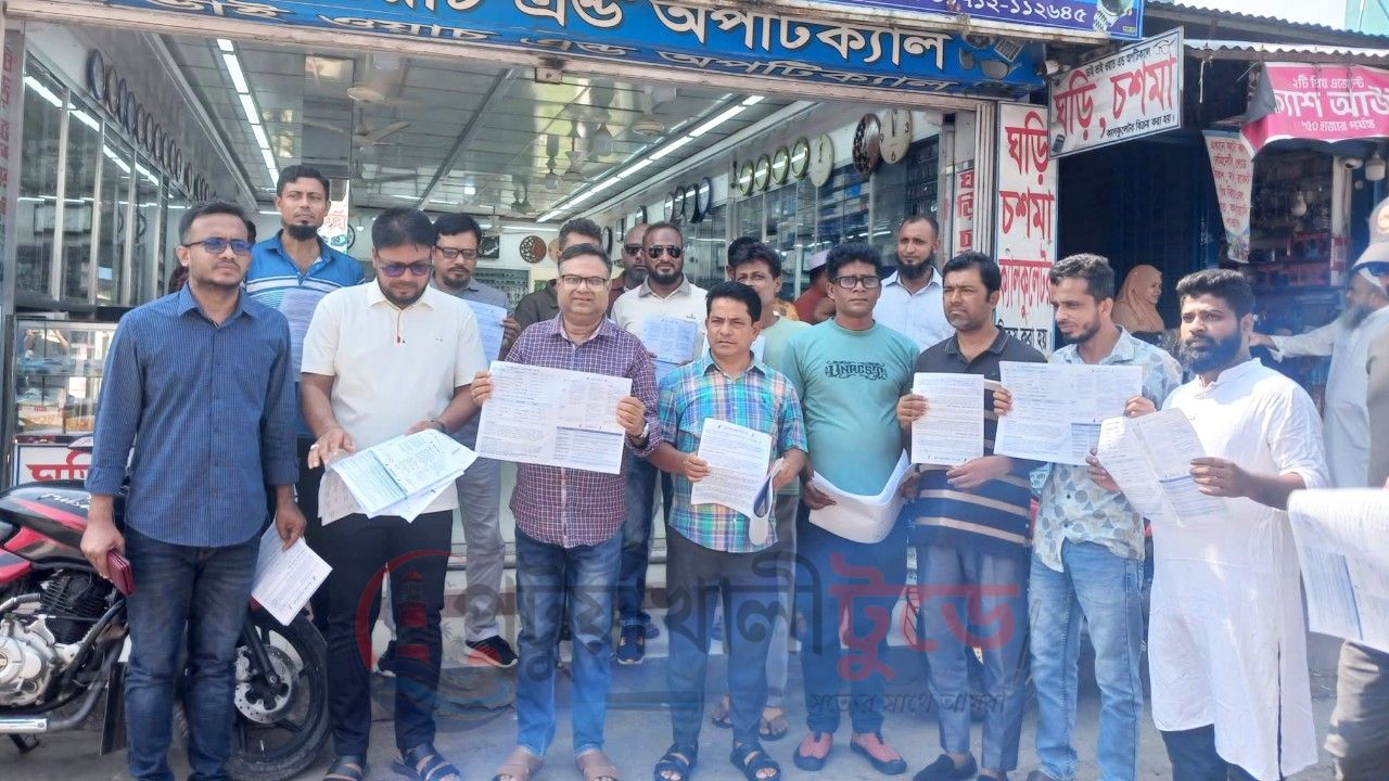 পটুয়াখালীতে গ্যাস-বিদ্যুৎসহ বিভিন্ন সংকট মোকাবিলায় সরকারি উদ্যোগের তথ্য জানিয়ে স্বেচ্ছাসেবক দলের লিফলেট বিতরণ