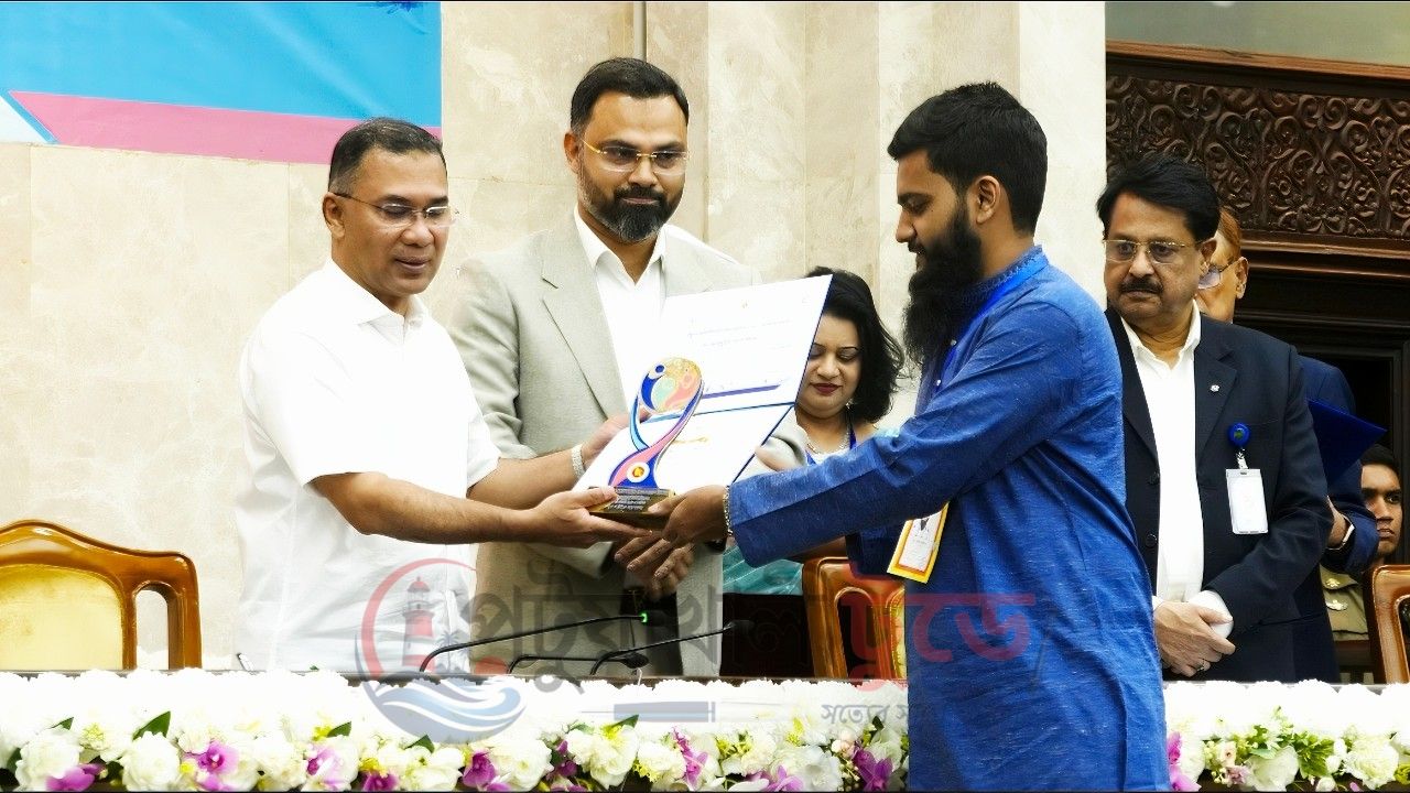 পটুয়াখালীর গর্ব আব্দুল্লাহ আল সিয়াম, পেলেন ‘ইয়ুথ ভলান্টিয়ার অ্যাওয়ার্ড ২০২৬’