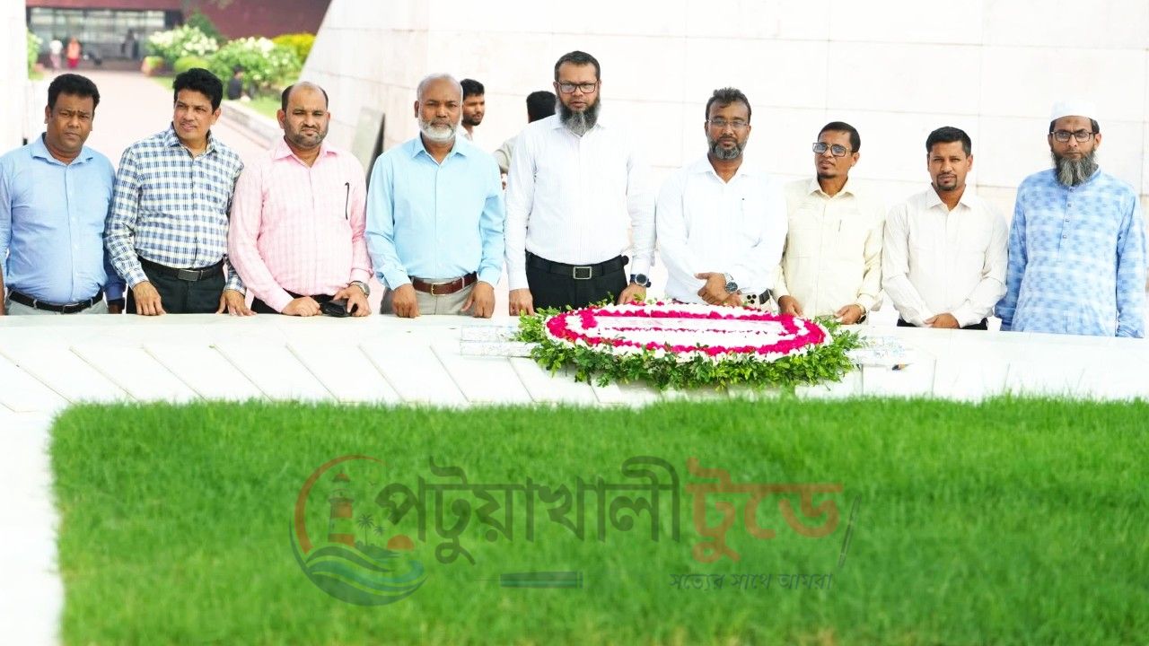 জিয়াউর রহমান ফাউন্ডেশনের প্রতিষ্ঠাবার্ষিকীতে জিয়া ও খালেদা জিয়ার সমাধিতে পবিপ্রবি উপাচার্য-উপউপাচার্যের শ্রদ্ধা
