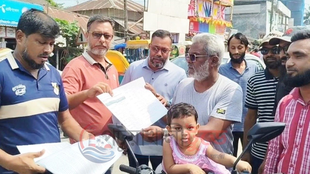 দুমকিতে স্বেচ্ছাসেবক দলের লিফলেট বিতরণ, জ্বালানি সংকট ও মূল্যবৃদ্ধি নিয়ে জনসচেতনতা