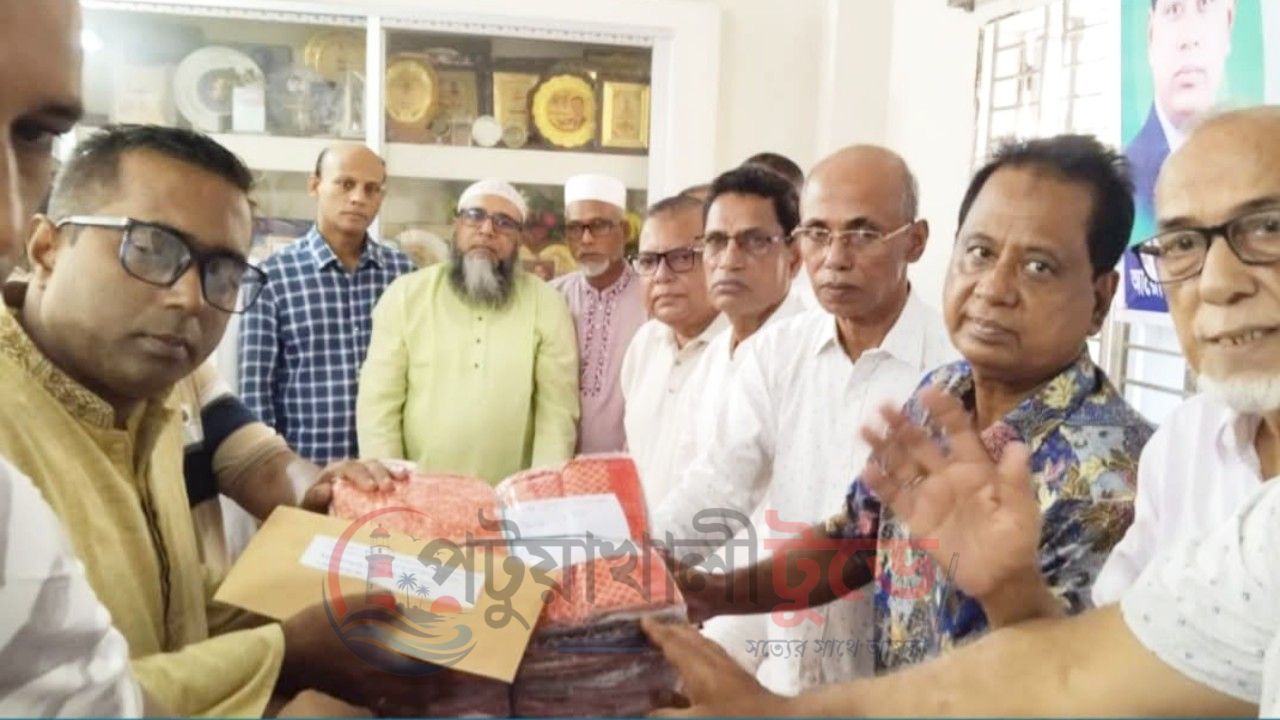 কলাপাড়ায় দুর্গাপূজা উপলক্ষে ৩০০ শাড়ি ও ১৭ মণ্ডপে আর্থিক সহায়তা দিলেন এমপি মোশাররফ