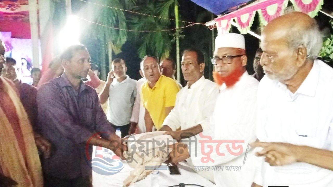রাঙ্গাবালীর পূর্ব বাহেরচর পূজামণ্ডপ পরিদর্শন বিএনপির, শাড়ি ও নগদ অর্থ বিতরণ