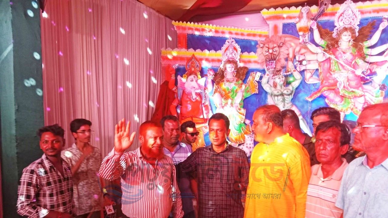 দুর্গাপূজায় মন্দির পরিদর্শনে পৌর বিএনপি সভাপতি কামাল হোসেন, ব্যবসায়ীদের সঙ্গেও মতবিনিময়