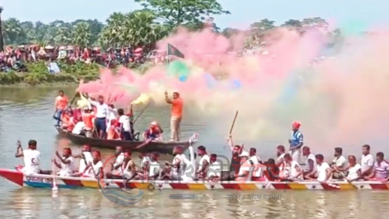 দশমিনায় দুর্গাপূজা উপলক্ষে ঐতিহ্যবাহী নৌকাবাইচ, দর্শনার্থীর ঢল
