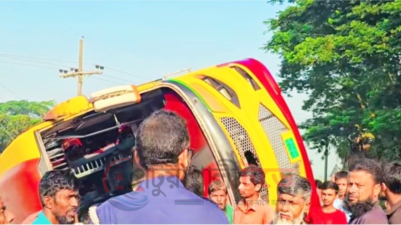 হেলপারের হাতে বাসের স্টিয়ারিং, কলাপাড়ায় নিয়ন্ত্রণ হারিয়ে উল্টে আহত ৩০ পর্যটক