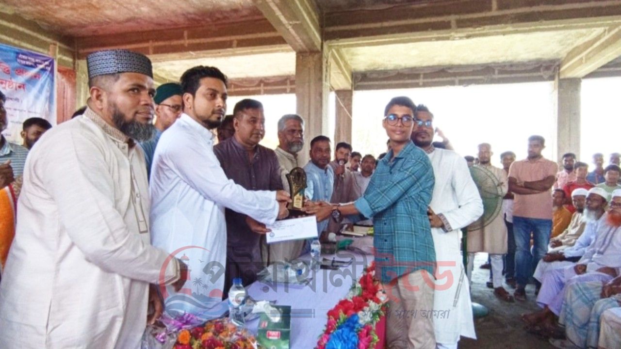 দশমিনায় জিপিএ-৫ প্রাপ্ত শিক্ষার্থীদের বৃত্তি ও সম্মাননা প্রদান
