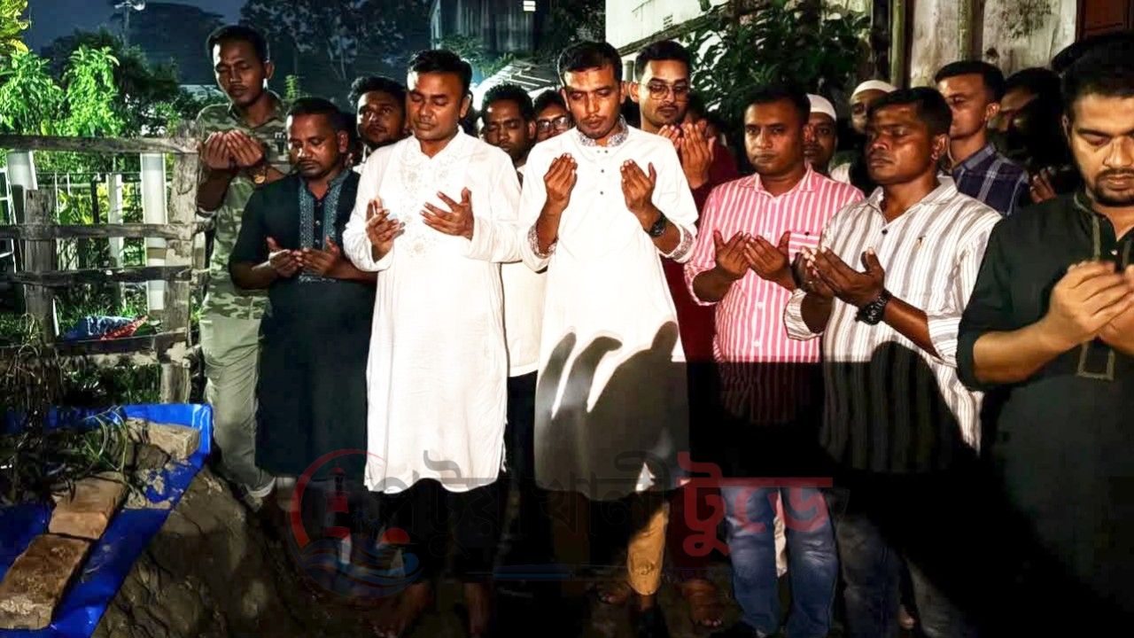 পটুয়াখালী জেলা ছাত্রদলের আহ্বায়ক শামীম চৌধুরীর পিতার কবর জিয়ারত করলেন কেন্দ্রীয় ছাত্রদল নেতা আমানউল্লাহ আমান
