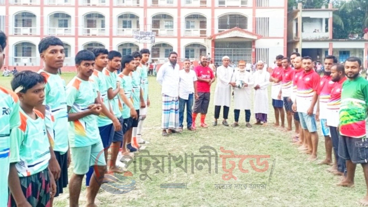 বাউফলে বিবাহিত-অবিবাহিতদের প্রীতি ফুটবল ম্যাচ, মাঠজুড়ে উৎসবের আমেজ