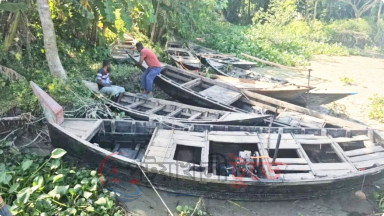 দুমকিতে মা ইলিশ রক্ষায় জব্দ ১০ নৌযান নিলামে বিক্রি, আয় ৬২ হাজার টাকা