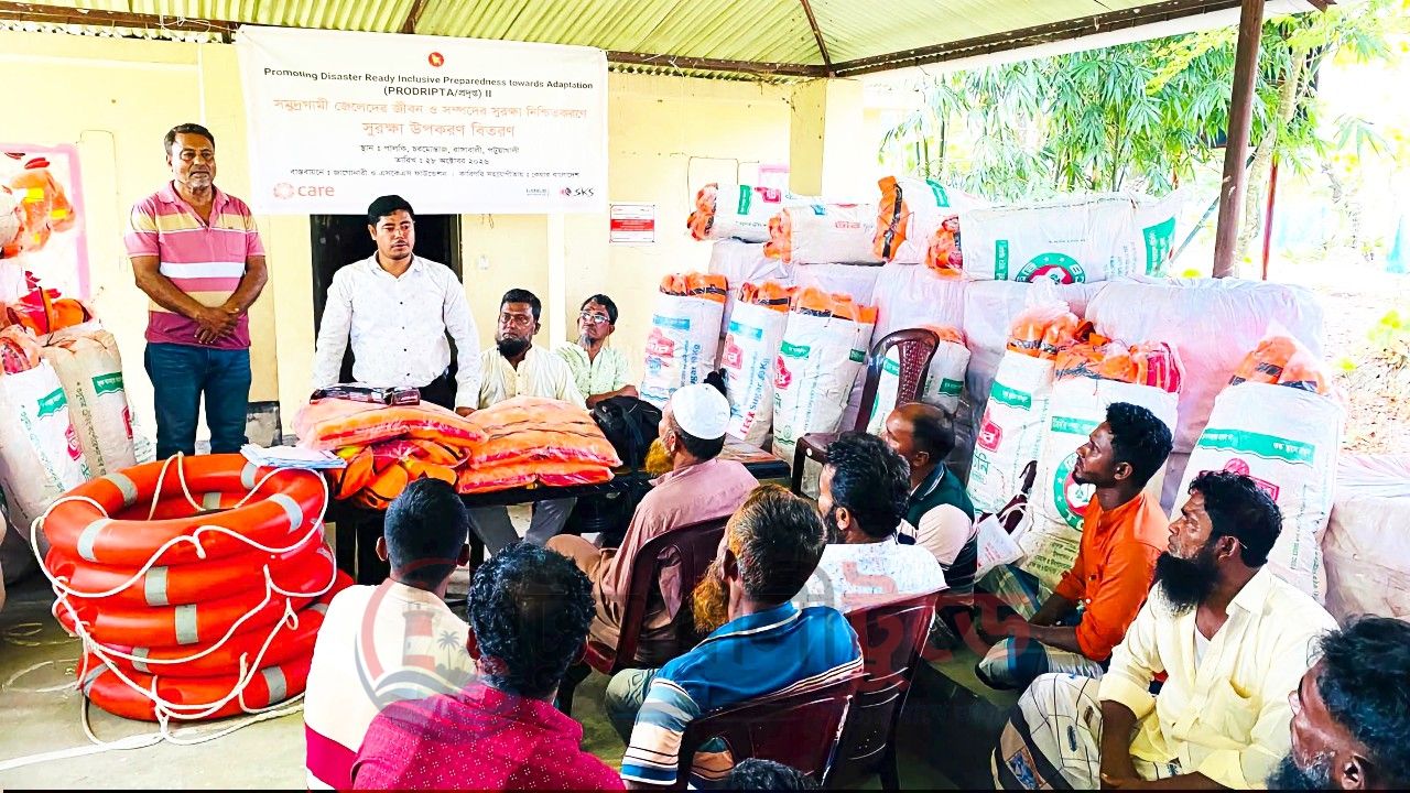 রাঙ্গাবালীর চরমোন্তাজে ৩২ জেলে ট্রলারে নিরাপত্তা সামগ্রী বিতরণ